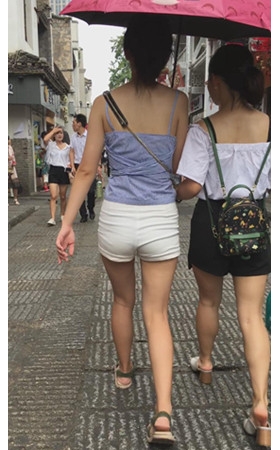 白色热裤吊带妹子