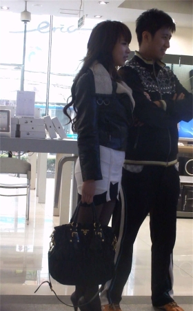 极品白色包臀裙黑丝高跟美女