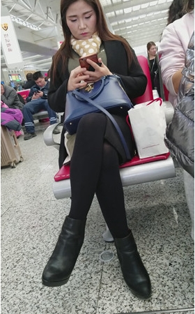 看手机的小姐姐