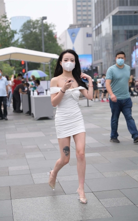 白色修身裙