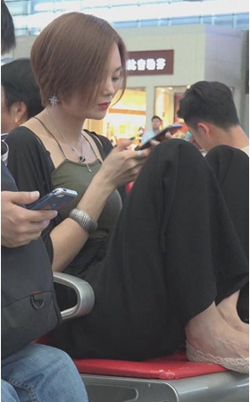 酷酷的短发小姐姐