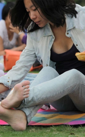 No1383 女孩爱美，给自己漂亮的双脚做起美甲