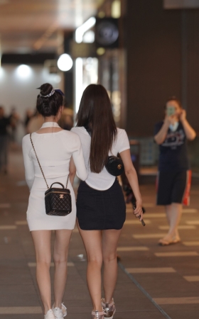 两个漂亮的小姐姐