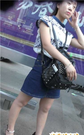 4k超清，公交站特写牛仔短裙美少妇极品诱人玉足