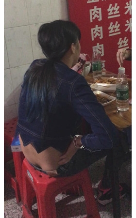 吃饭偶遇牛仔裤股沟妹子