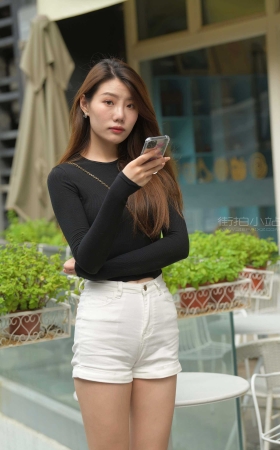 [一始专区] 白色热裤大长腿美女 【图片➕视频】<font color=red> [10P]</font>