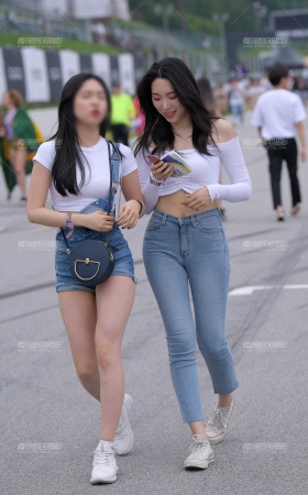 紧身牛仔 藏不住的好身材 [24P]