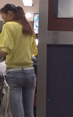 超市里面的收银员美女