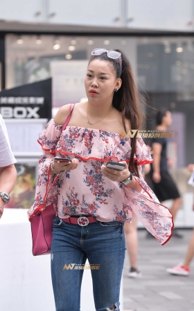 醒目的红色高跟牛仔少妇 [16P]