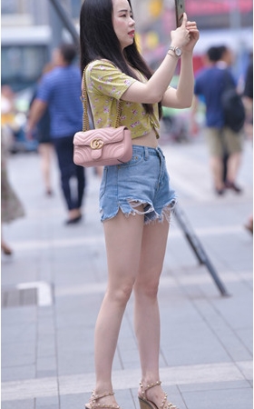 拍照的热裤小妹(39P)