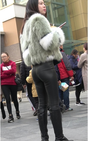 漂亮的皮裤紧身美女
