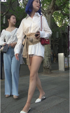 蓝色短发漂亮的美女
