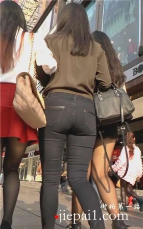 街拍紧身宽臀黑牛美女跟齐B短裙黑丝性感闺蜜[2.09 GB]