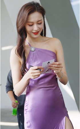 丝滑的长裙美女