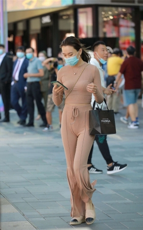 玻璃街拍作品 - 肉色紧身裤小姐姐