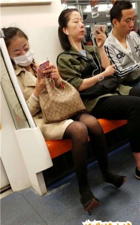 4k超清，地铁拍摄小清新美女，苗条美腿黑丝袜闪闪发亮