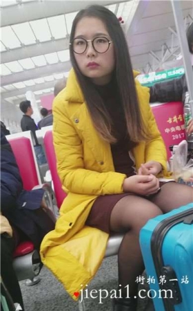 4k-高铁站候车室拍摄清纯美腿可爱小萌妹