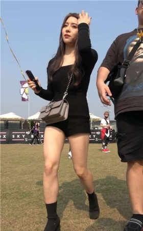 4K - 黑衣性感街拍美腿超高颜值气质美女 [1.59 GB]