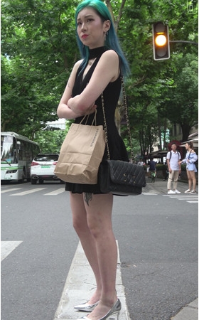 染了头发的黑色连衣裙美女