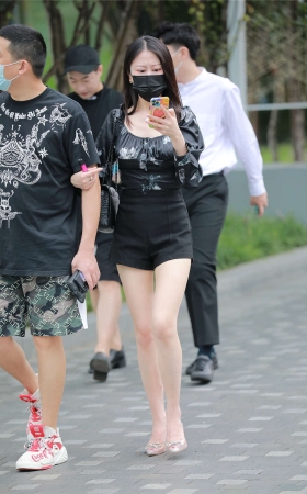 四九城嘎子街拍作品 - 美腿女友