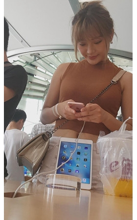 露腰热裤美眉