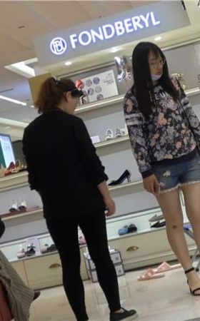 4K 鞋柜试鞋的美足小美女一枚