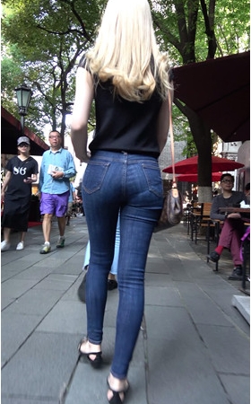 牛仔裤黄发美女
