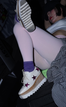 粉色紧身裤MM
