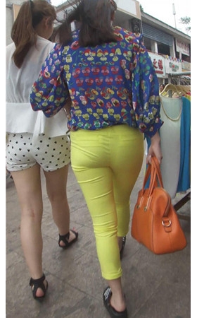 和闺蜜逛街的黄裤紧身妹子