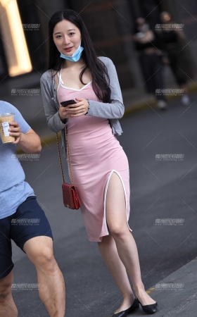 她被拍的有点不好意思 [22P]
