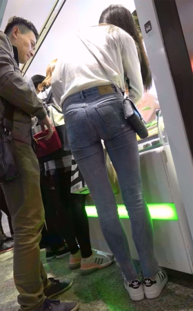 白色T恤蓝色牛仔紧身美女