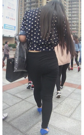 黑裤长发妹子