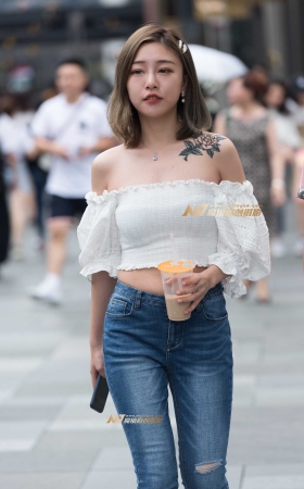喝奶茶的小姐姐 [16P]