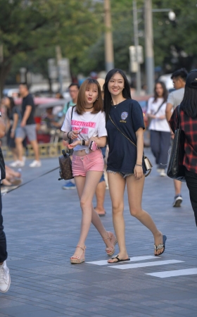 粉色热裤美女