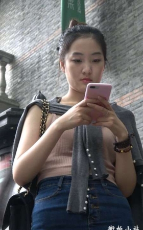 街拍丸子头紧身牛仔裙有范的美女姐姐 [1.34 GB]