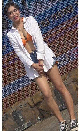 高校泳装秀跳舞的美女