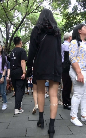 4K - 街拍长靴黑色卫衣小美女 [2.02 GB/MP4]