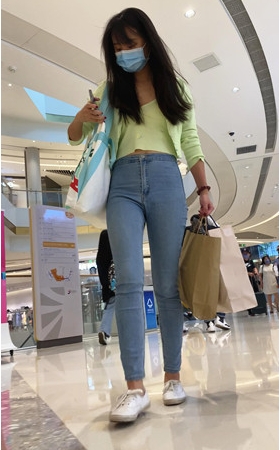 商场里的牛仔裤小姐姐