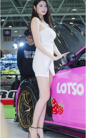 白裙车模美女