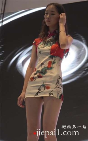 舞台上的长腿碎花裙showgirl，裙子太短安全裤露出。