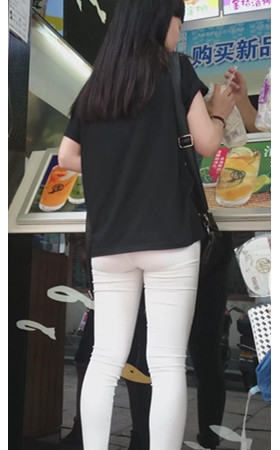 黑衣白裤透红美女