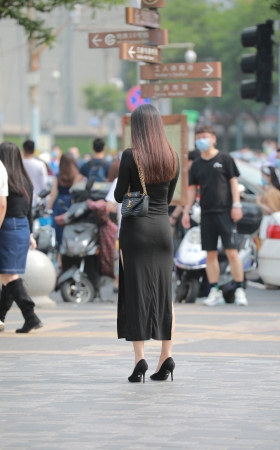 黑色紧身长裙美女