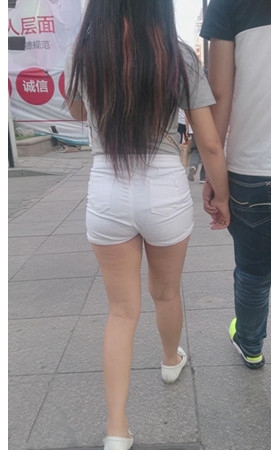 长发白热裤妹子