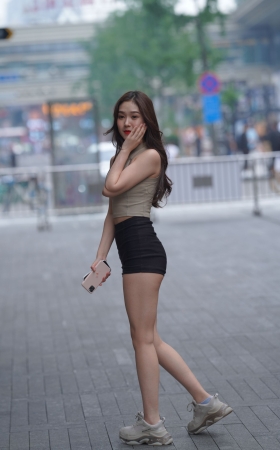 黑色热裤小美女