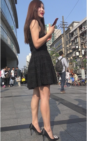 黑色连衣裙美女