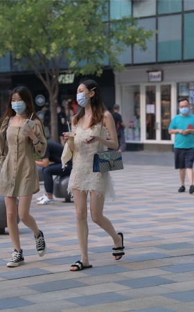 魅力吊带白裙