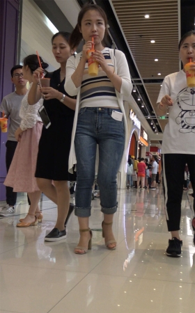 很有感觉的紧身牛仔裤美女姐姐