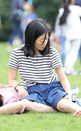 No1545 迷离少妇露出一双带原味的曲致劲足