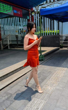 御风街拍★红裙肉丝萌宝儿在河边散心【套图+视频】<font color=red> [10P]</font>
