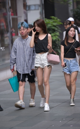 长腿热裤美女